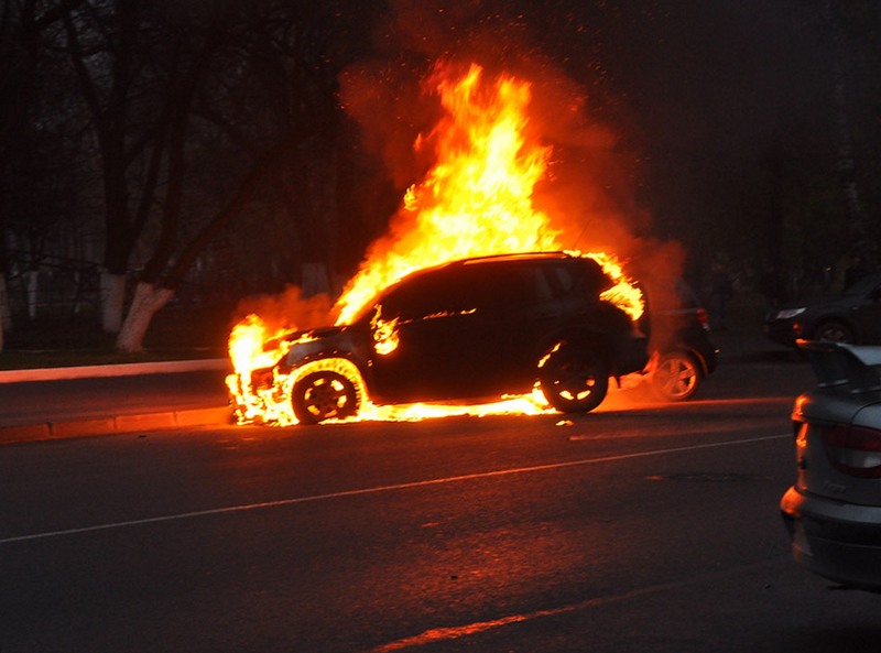Возгорание автомобиля фото