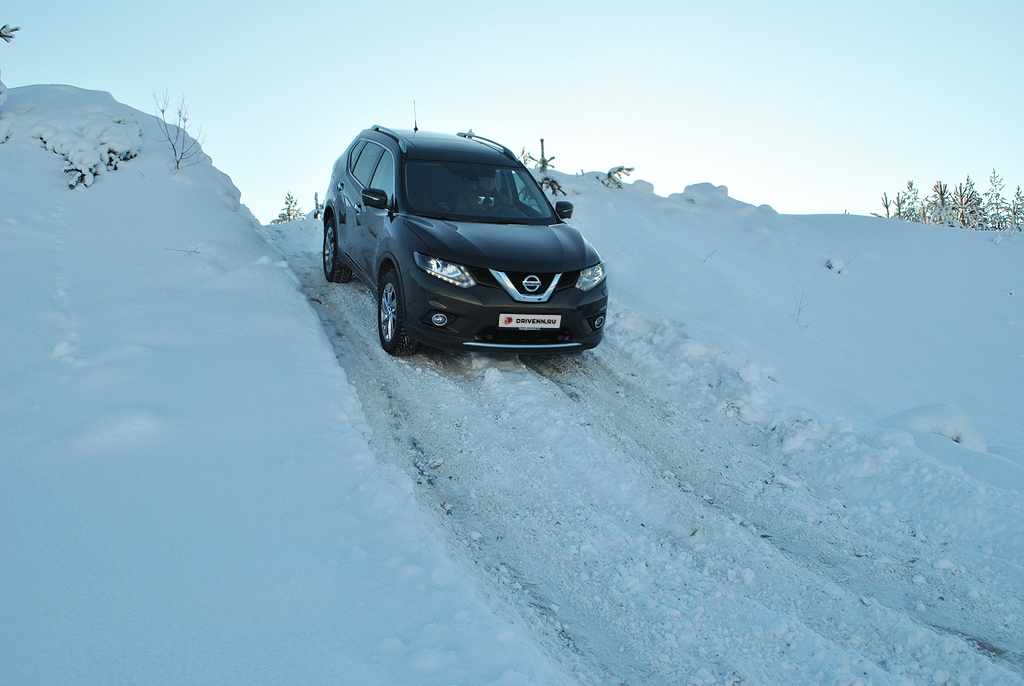 Ниссан х трейл на холодную на. Ниссан Хтрэйл по снегу. Nissan x-Trail в метель. Ниссан х-Трейл Мороз замерзал. Ниссан х Трейл накрыло снегом.